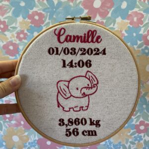 Décoration de naissance personnalisée brodée avec prénom, date, heure de naissance, poids, taille et motif animal dans un tambour en bois.