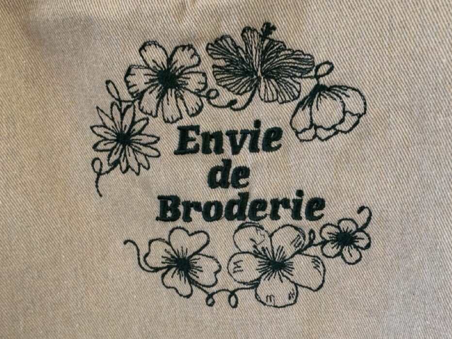 Logo brodé sur un tablier professionnel réalisé dans l'atelier Envie de Broderie à Mérignac