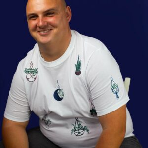 T-shirt blanc en coton biologique fabriqué en France avec neuf broderies de plantes réparties sur le devant.