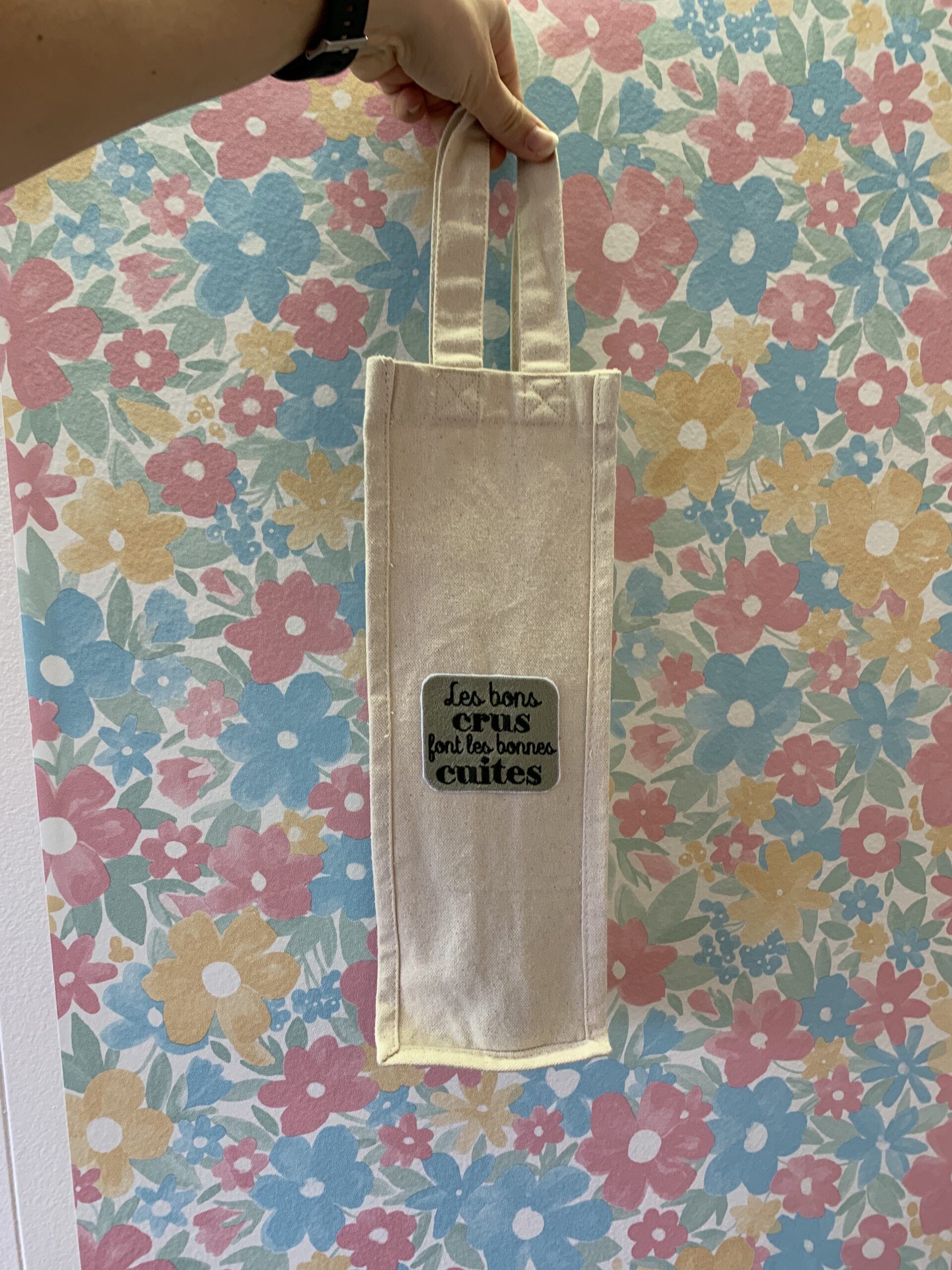 Porte-bouteille brodé "Les bons crus font les bonnes cuites" sur la face avant