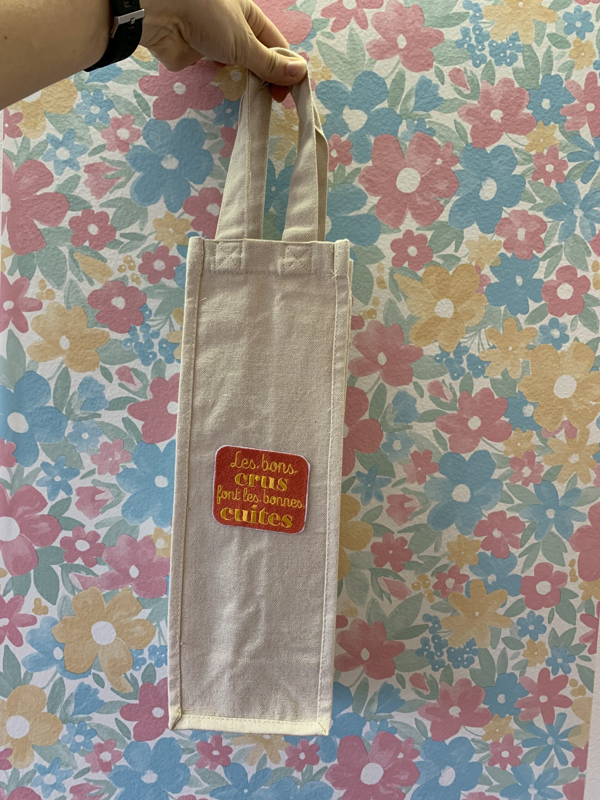 Porte-bouteille personnalisé avec un écusson brodé "les bons crus font les bonnes cuites"