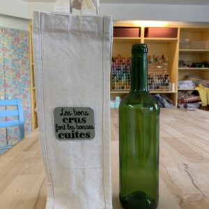 Porte-bouteille mise en situation avec une broderie "les bons crus font les bonnes cuites"