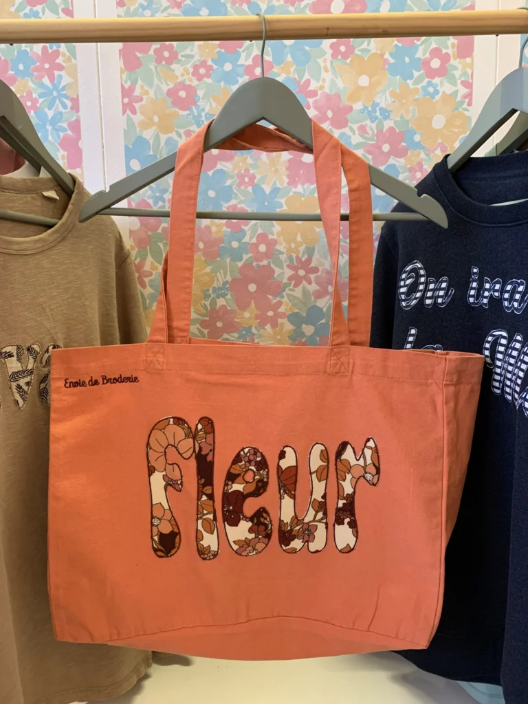 Tote bag personnalisé avec le mot Fleur en broderie