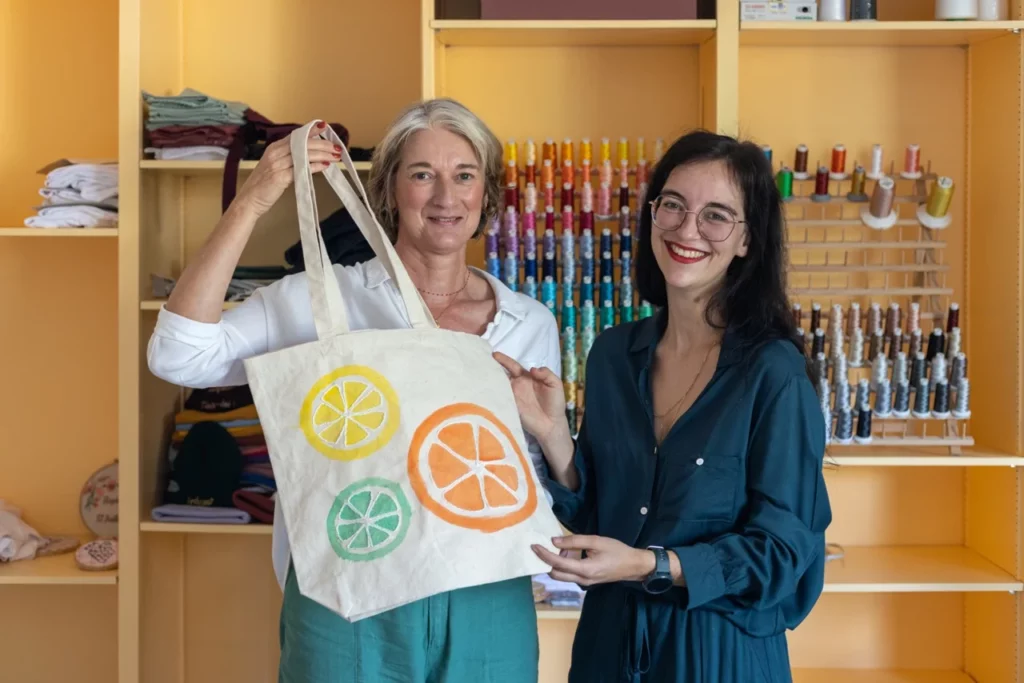 Résultat final avec la participante et l'artisane lors d'un atelier d'initiation à l'aqurelle sur textile et broderie main