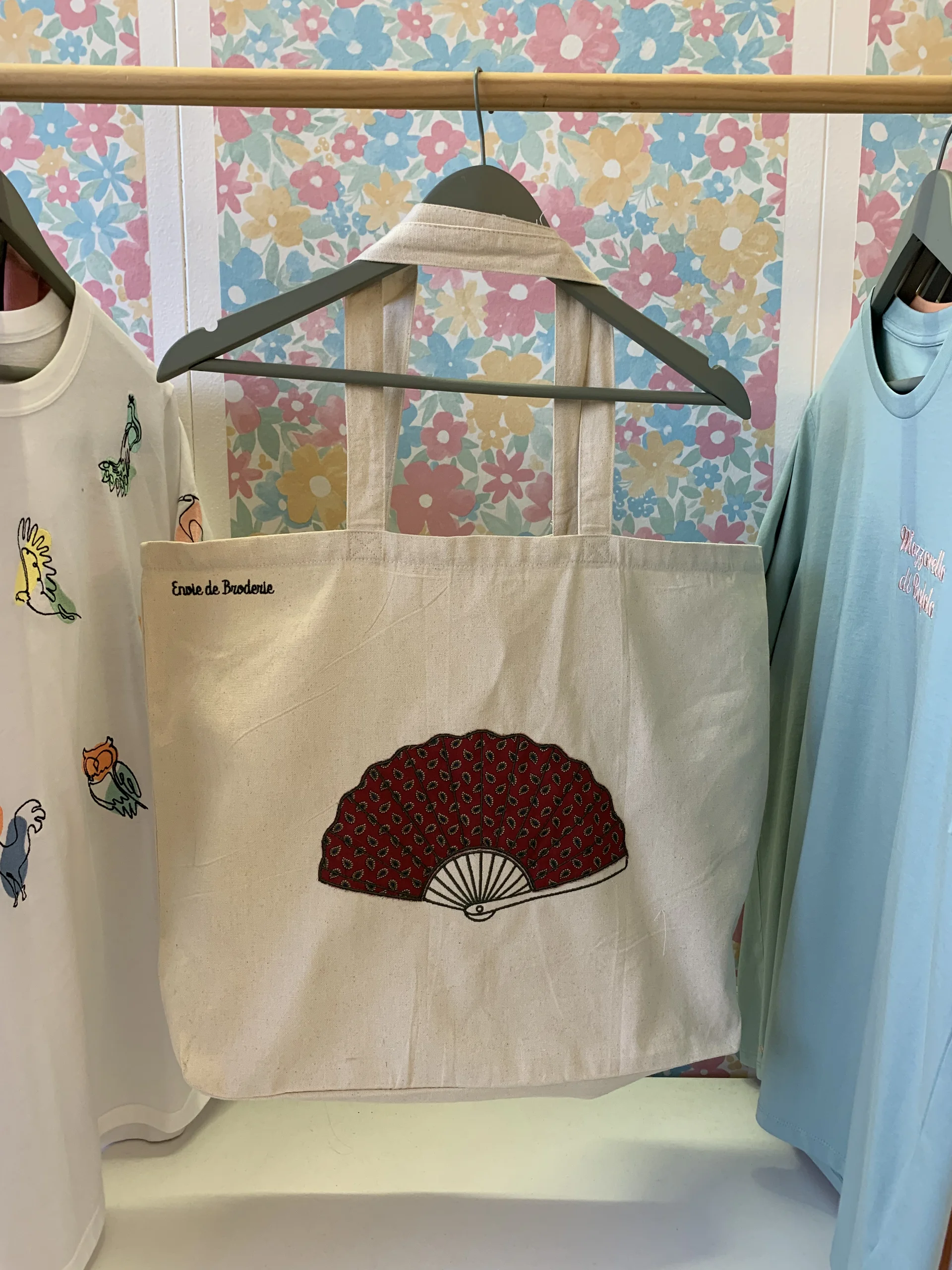 Tote bag couleur naturel avec broderie d'un éventail sur le milieu avec un tissu rouge foncé à l'intéireure