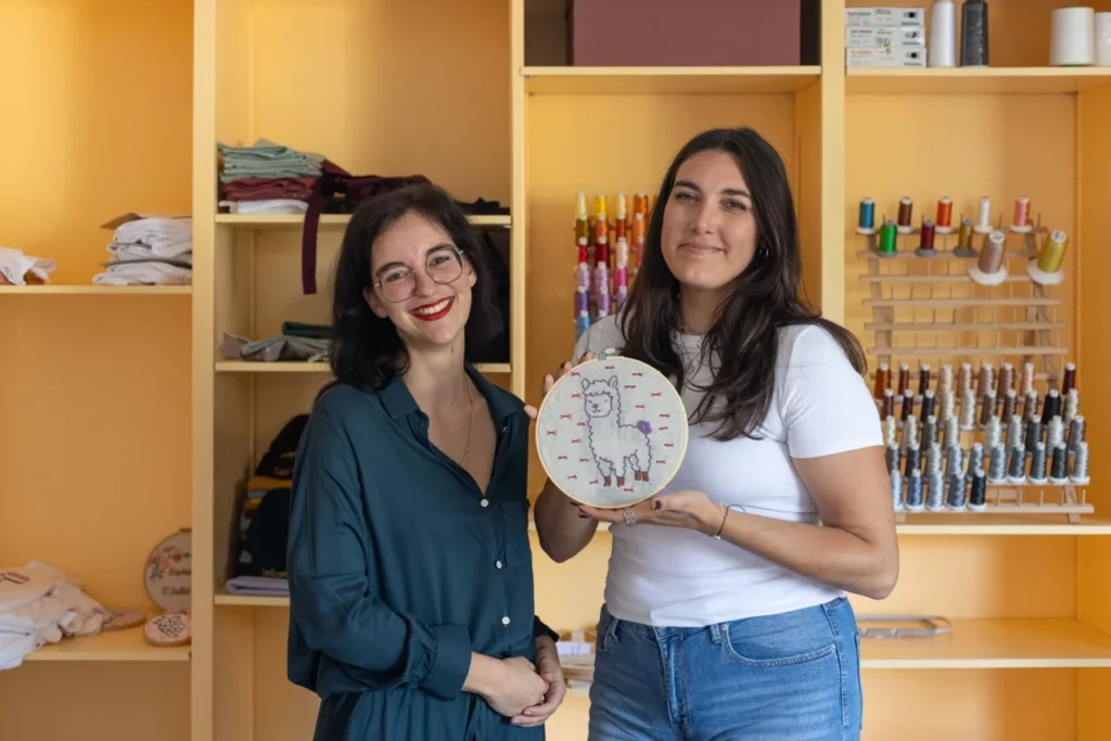 Résultat final avec un participant d'une broderie fait à la main lors d'un atelier d'initiation à la broderie main