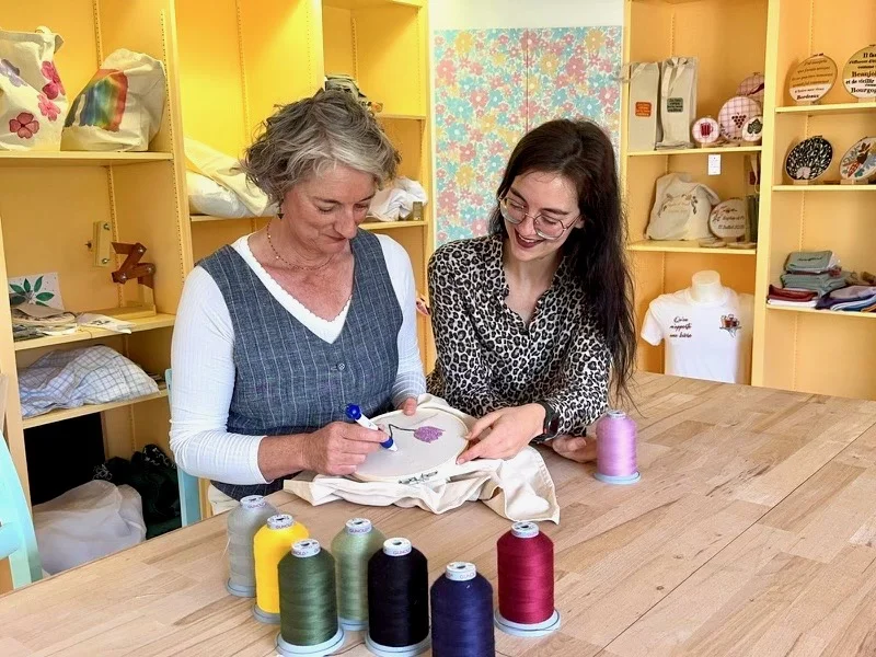 Accompagnement lors d'un atelier d'initiation de broderie texturée dans l'atelier à Mérignac