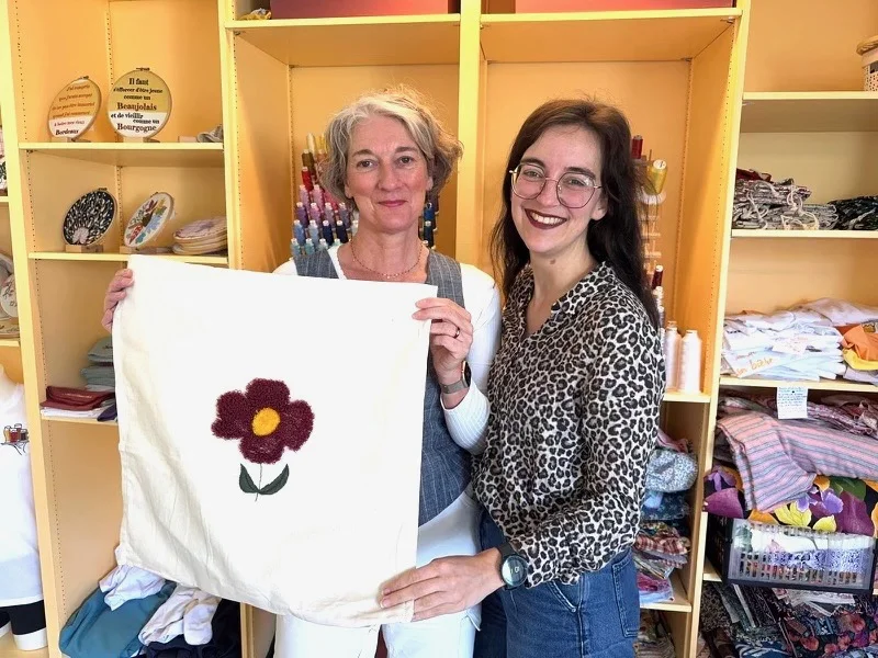 Résultat de la broderie texturée en forme de fleur faite lors d'un atelier créatif dans l'atelier