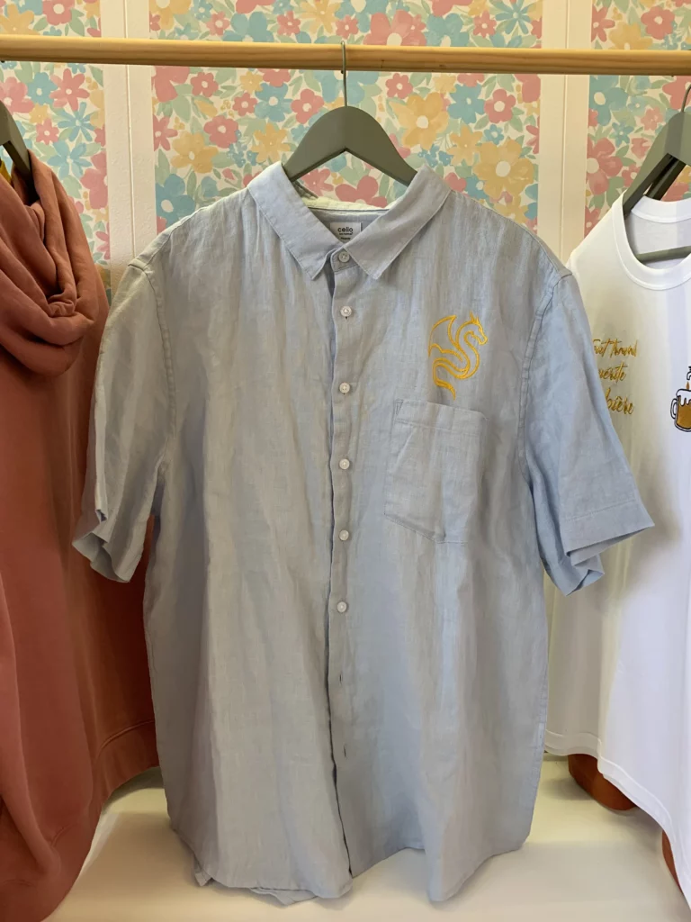 Broderie au niveau du coeur d'une chemise d'un logo d'une entreprise en forme de dragon