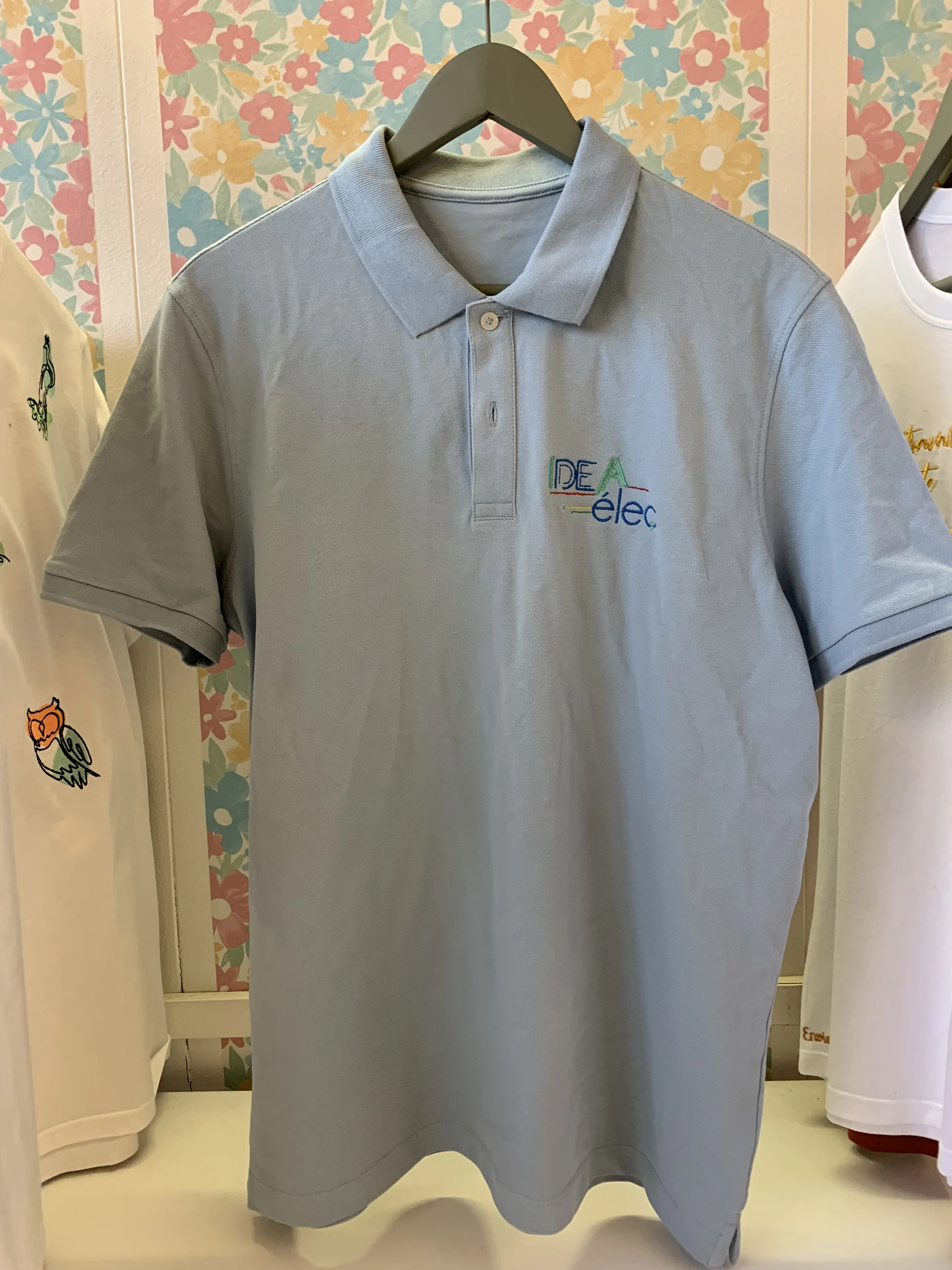 Broderie sur le coeur d'un polo professionnel d'un logo d'entreprise