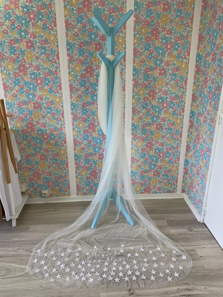 Voile de mariée brodés avec des centaines de fleurs ainsi que le nom de la créatrice