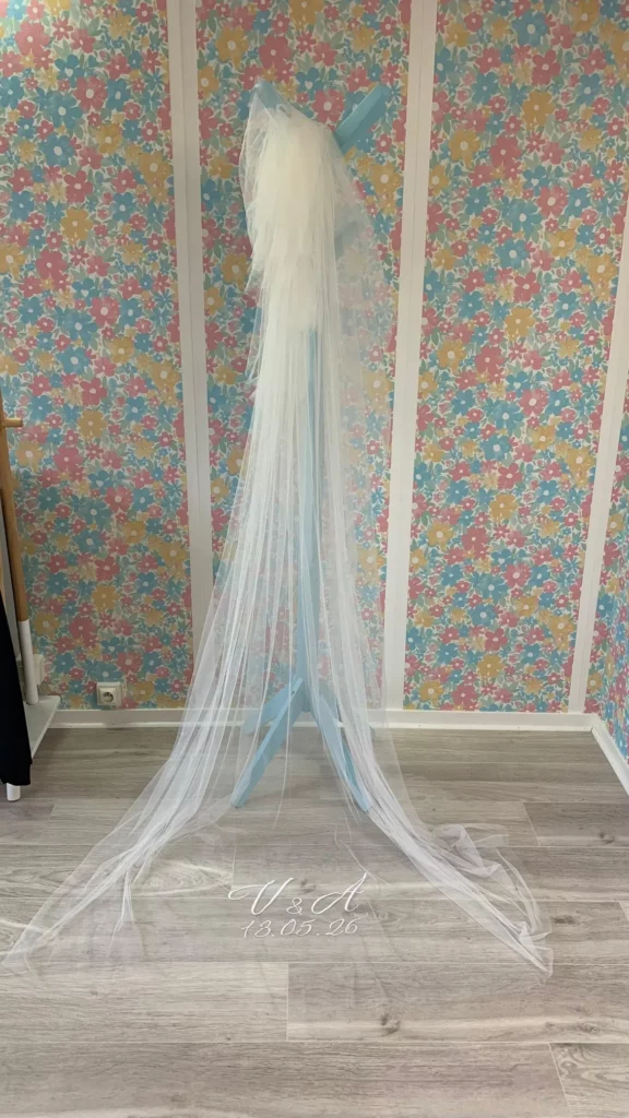 Voile de mariée entier, avec broderie de la date du mariage et des initiales sur le bas de la tulle