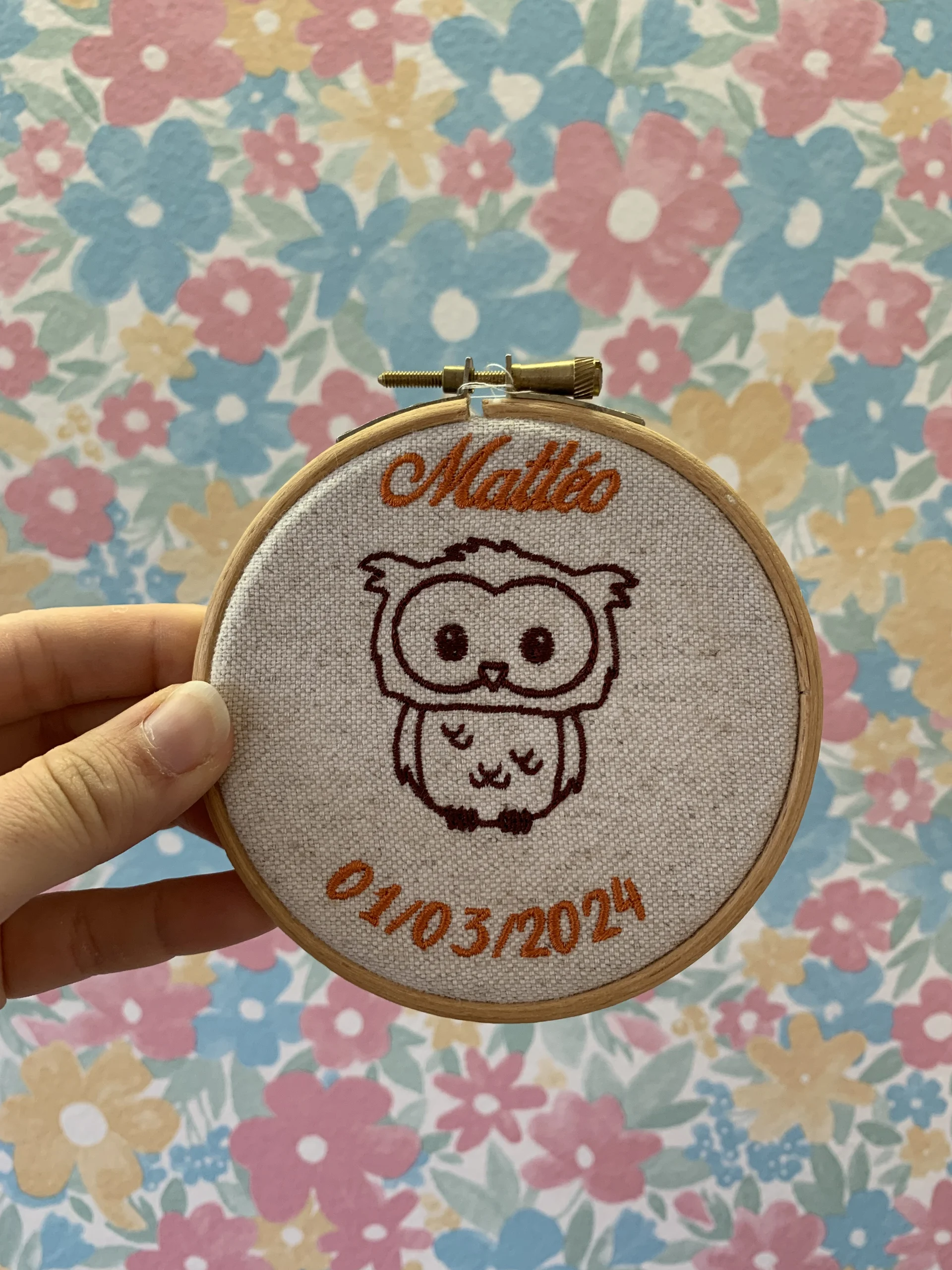 Décoration intérieure en tissu pour cadeau de naissance, avec brodé un motif d'hibou ainsi que le prénom du bébé et la date de naissance