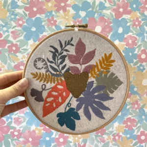 Broderie d'une tête de lion entourée de feuilles à la place de la crinière, sur du tissu français, pour avoir une décoration intérieure originale
