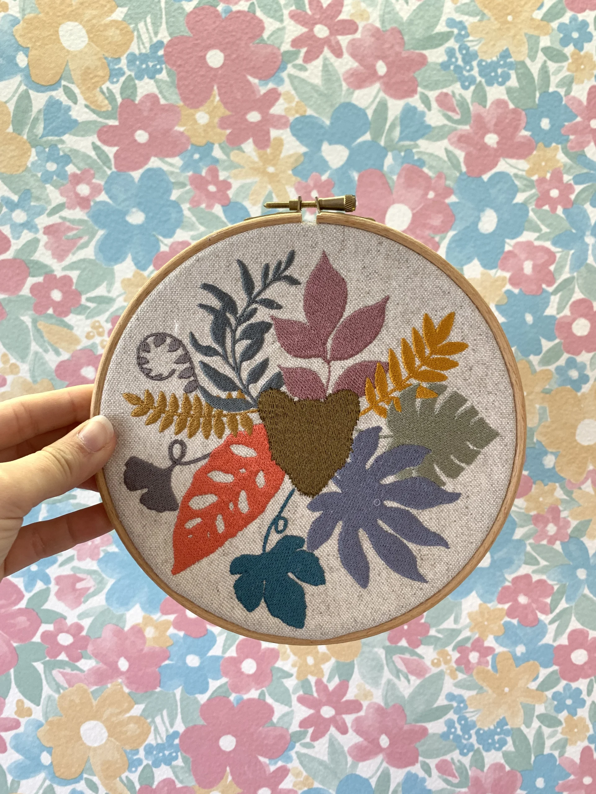 Broderie d'une tête de lion entourée de feuilles à la place de la crinière, sur du tissu français, pour avoir une décoration intérieure originale