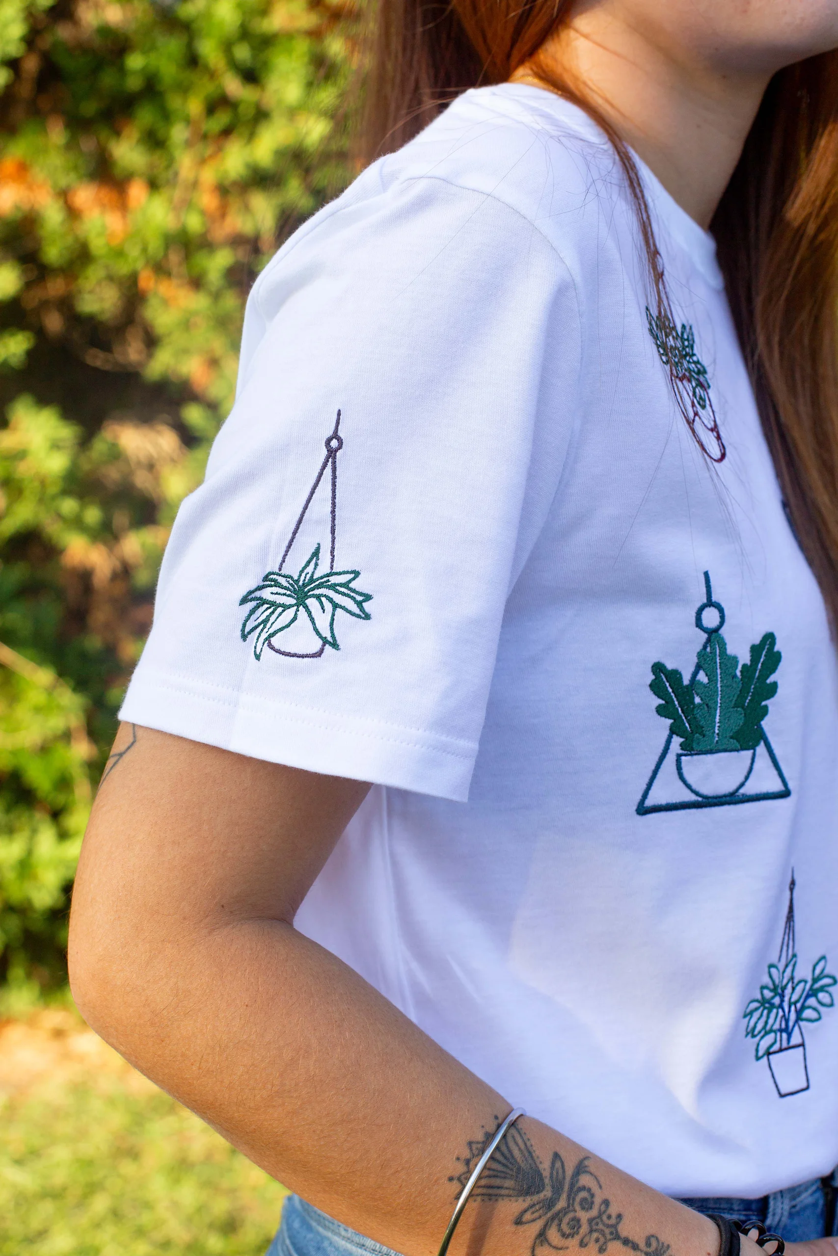 T-shirt blanc de fabrication française brodé avec des plantes suspendues, sur de l'épaule