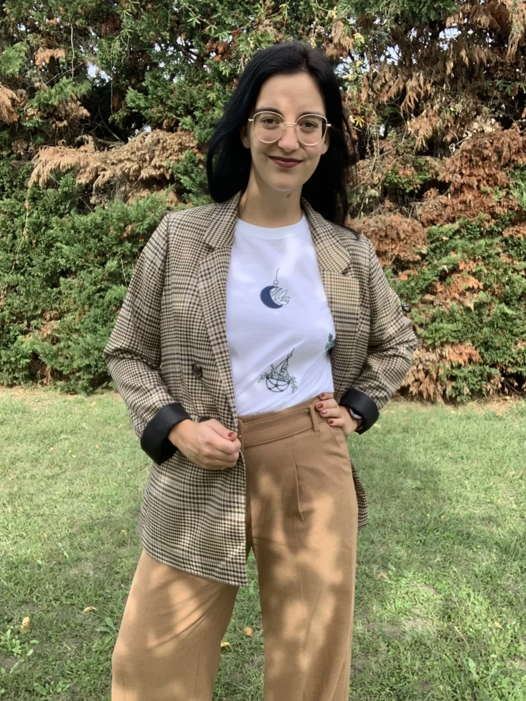 Julie, artisane brodeuse à Mérignac portant un t-shirt brodé avec des plantes