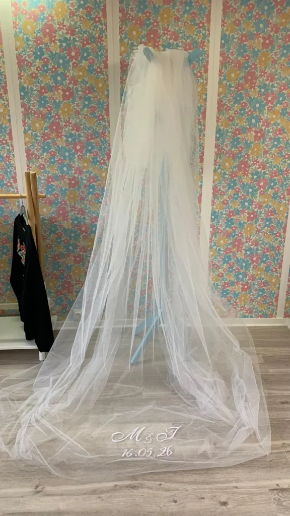 Voile de mariée entier avec une broderie de date du mariage et des initiales sur le bas de la tulle