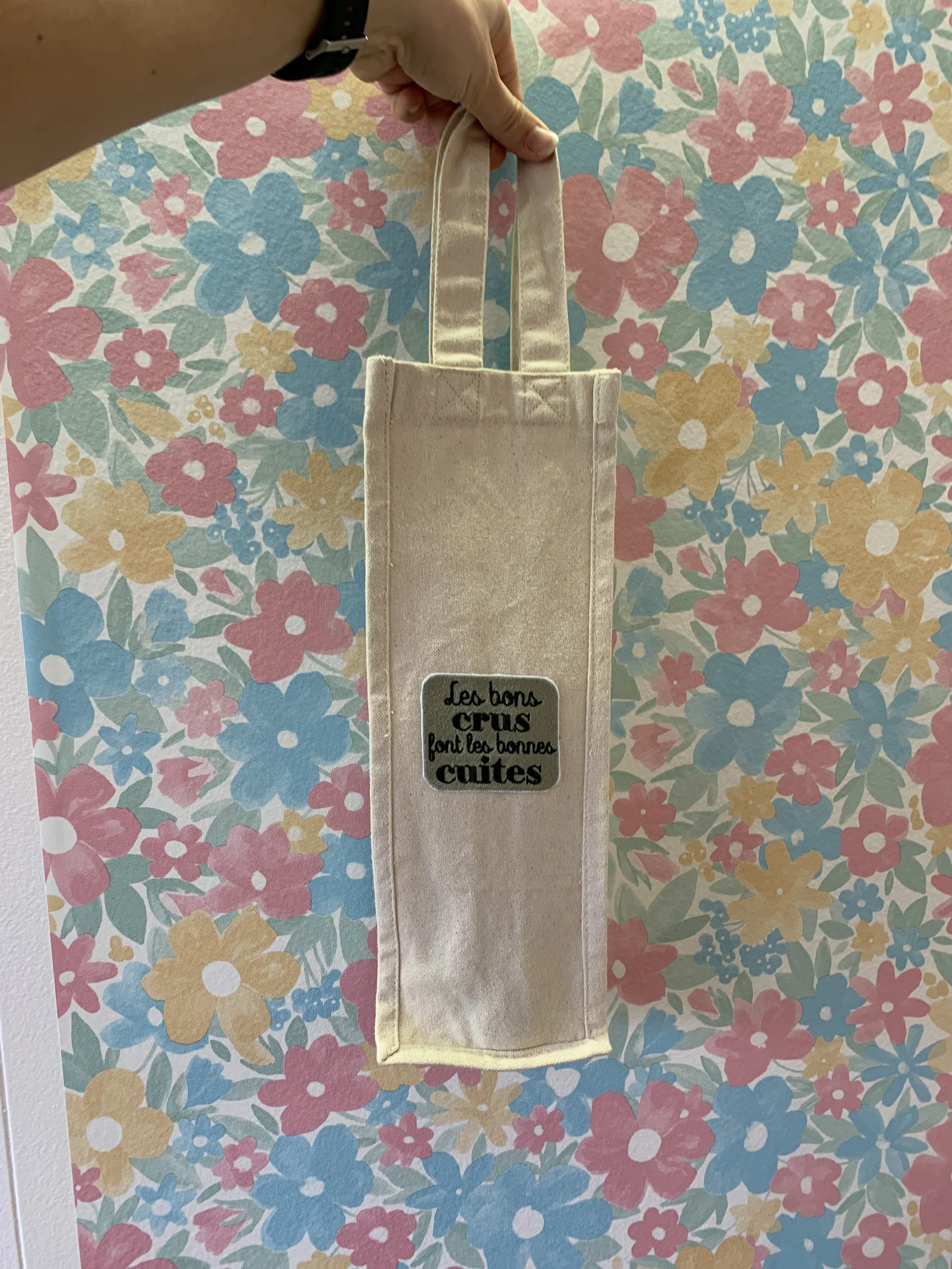 Porte-bouteille avec une broderie sur écusson "Les bons crus font les bonnes cuites" parfait à offir