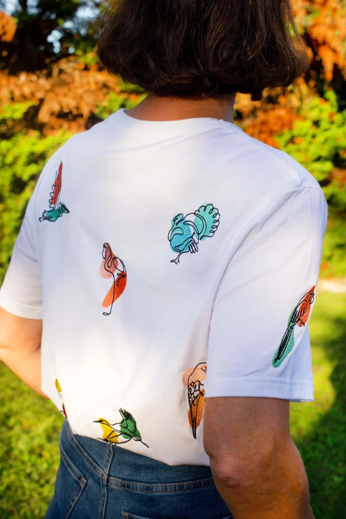 Vue de dos du t-shirt brodés avec des oiseaux ainsi que des tâches de couleurs brodés
