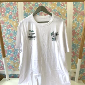 T-shirt blanc brodé sur le coeur du verre à cocktail mojito, et brodé en contre coeur le mot mojito ainsi que la recette de ce cokctail