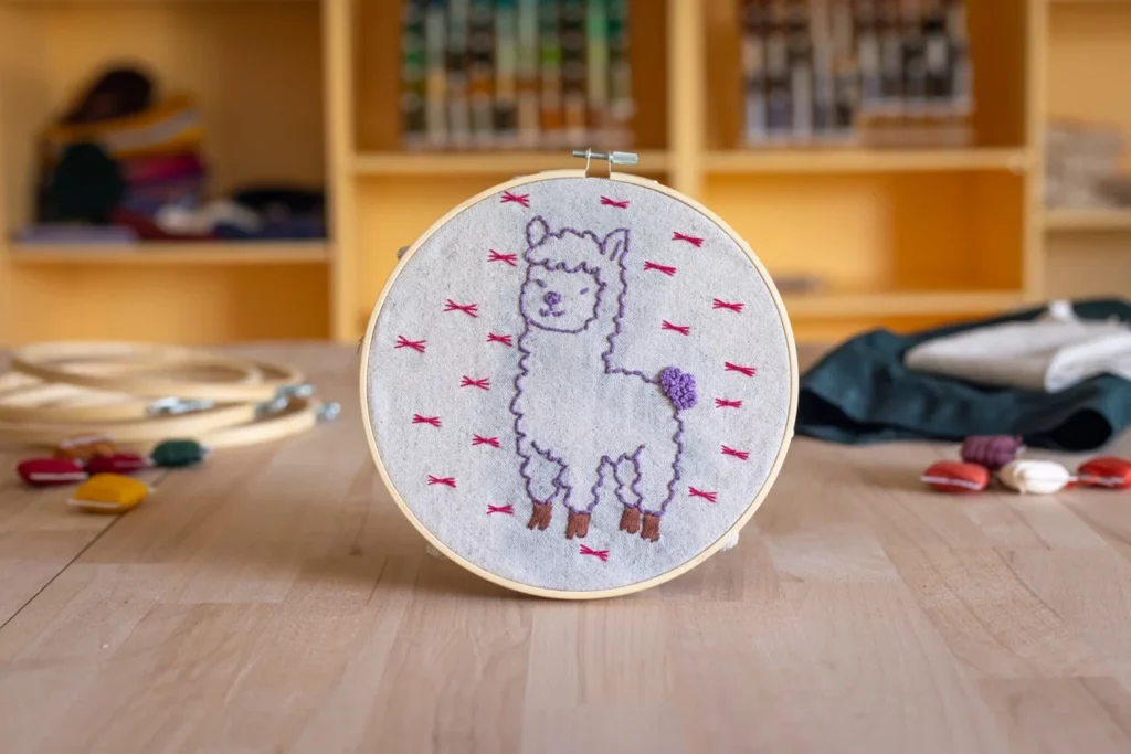 Broderie faite à la main représentant un lama, résultat d'un projet réalisé lors d'un atelier d'initation à la broderie main