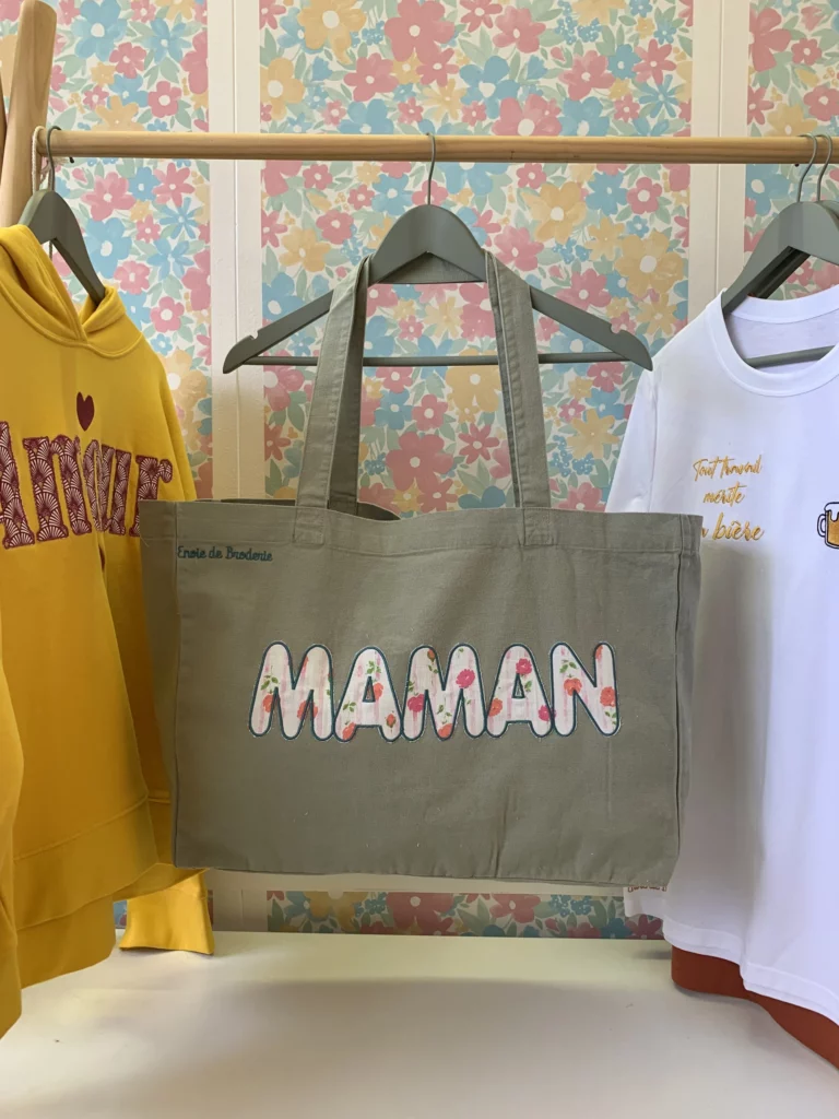 Tote bag vert brodé avec le mot maman avec un tissu fleuri à l'intérieur, qui se personnalise
