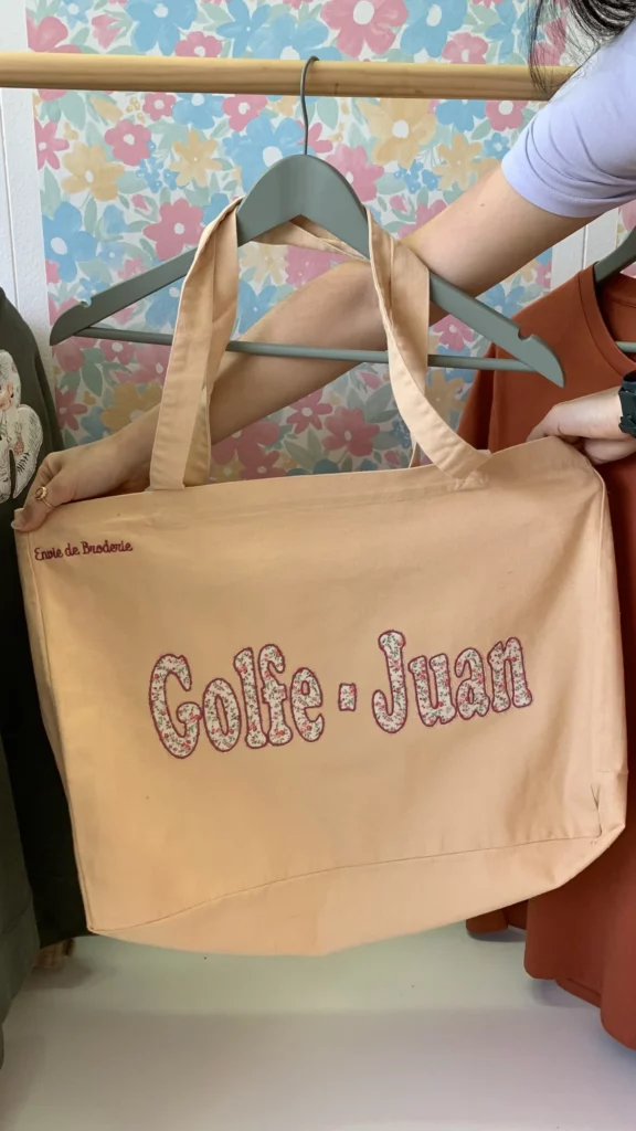 Sac de plage avec une broderie du nom d'une ville, Golfe-Juan, avec l'intérieure de la broderie en tissu fleuri
