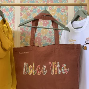 Grand sac en coton avec une broderie du mot Dolce Vita, avec du tissu coloré dans le coeur de la broderie en idée de personnalisation