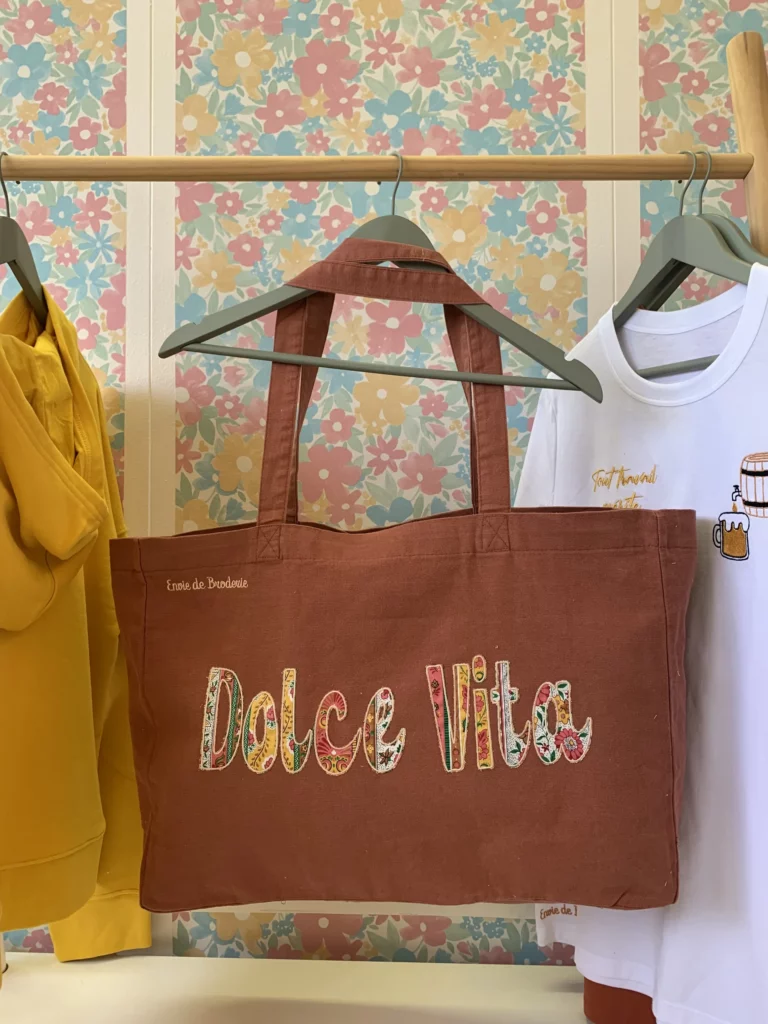 Grand sac en coton avec une broderie du mot Dolce Vita, avec du tissu coloré dans le coeur de la broderie en idée de personnalisation
