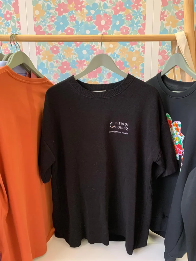T-shirt noir brodé au coeur d'un logo d'entreprise pour un événement professionnel