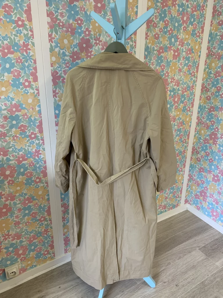 Dos vierge d'un trench basique avec personnalisation brodées