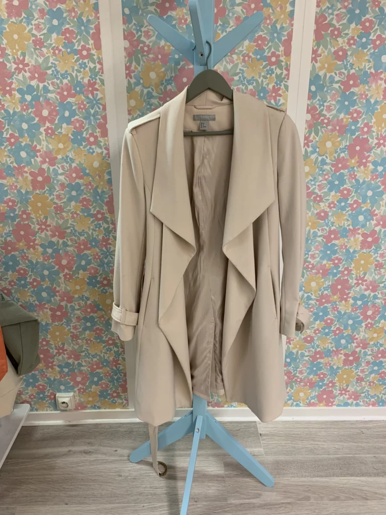 Devant d'un trench basique avec la broderie pour personnaliser son manteau